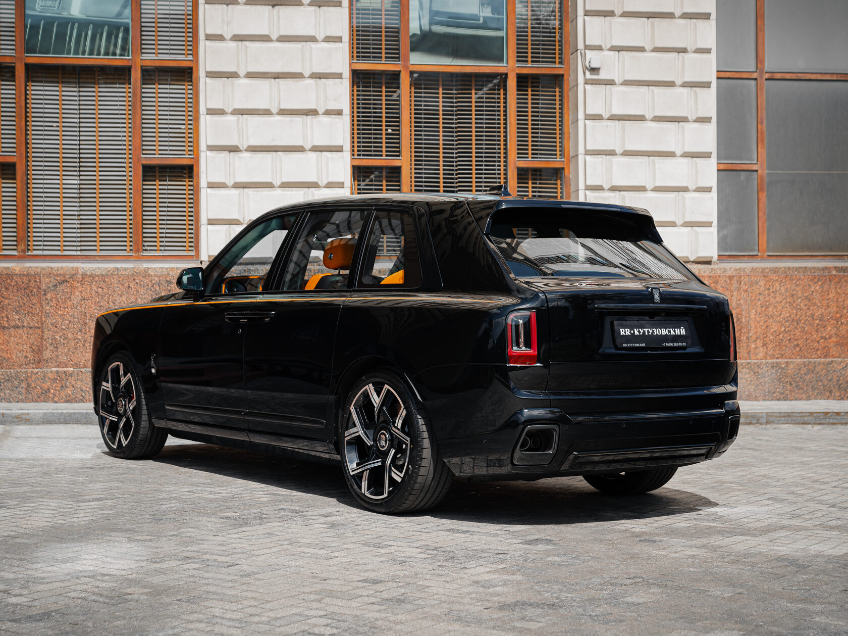 Rolls-Royce Cullinan Black Badge II  <br>Черный 