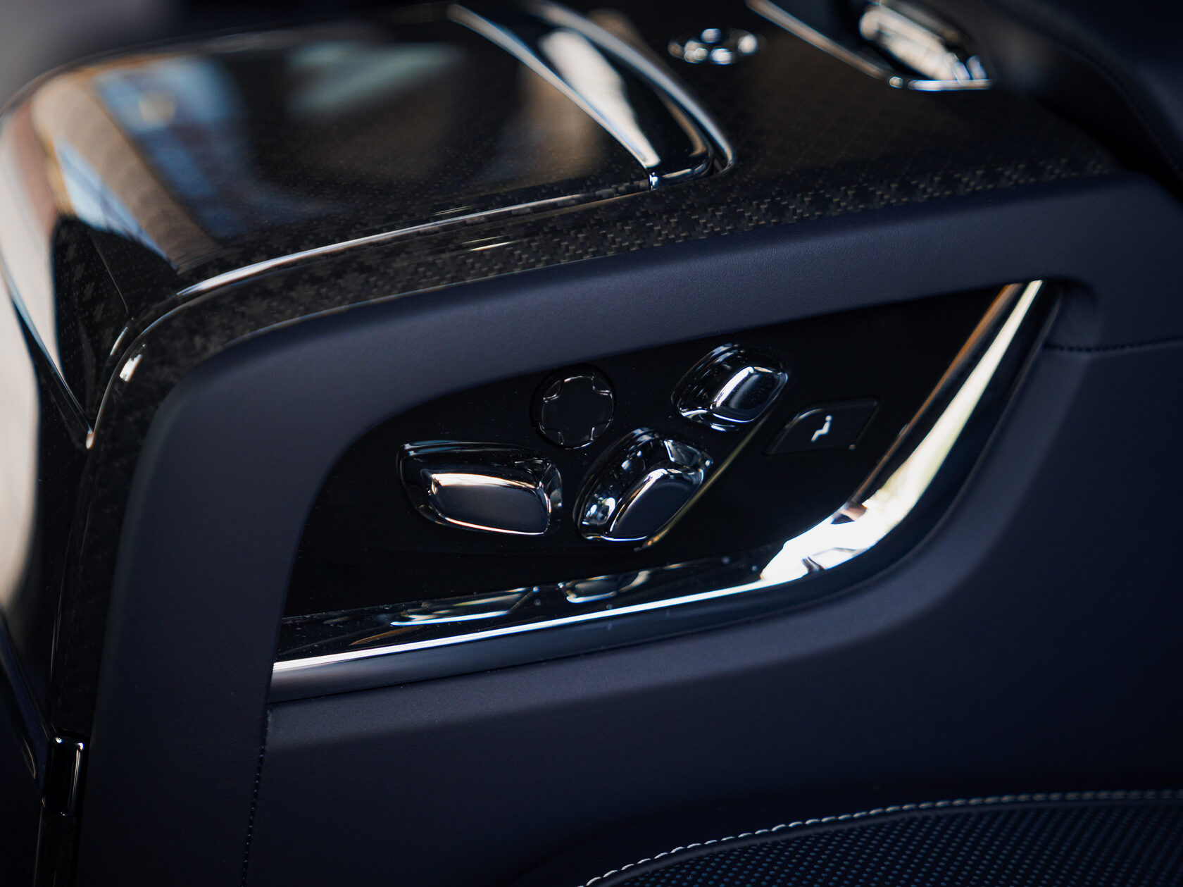 Rolls-Royce Cullinan Black Badge II  <br>Синий металлик 