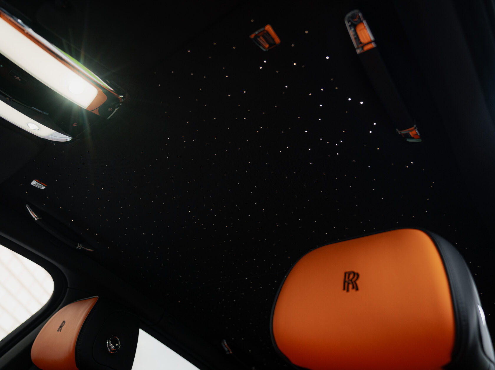 Rolls-Royce Cullinan Black Badge II  <br>Черный 