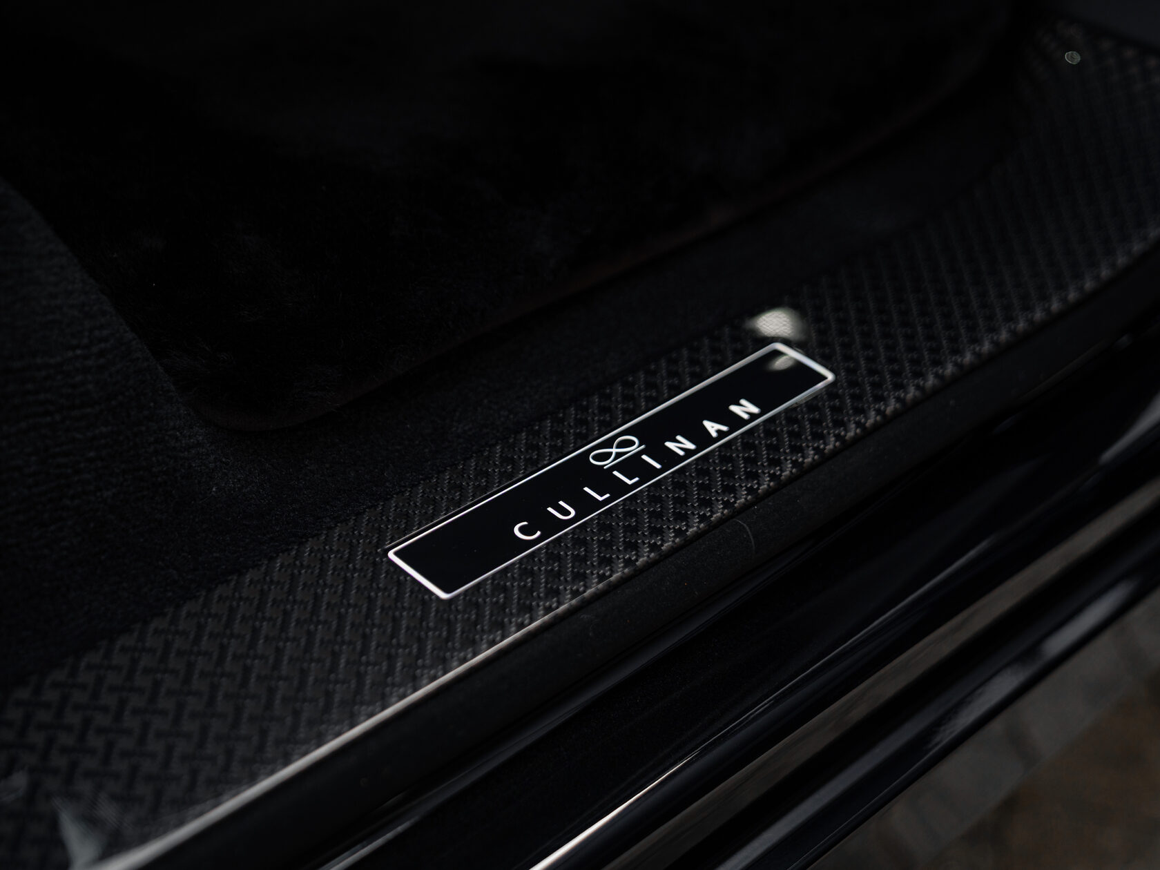 Rolls-Royce Cullinan Black Badge II  <br>Черный 