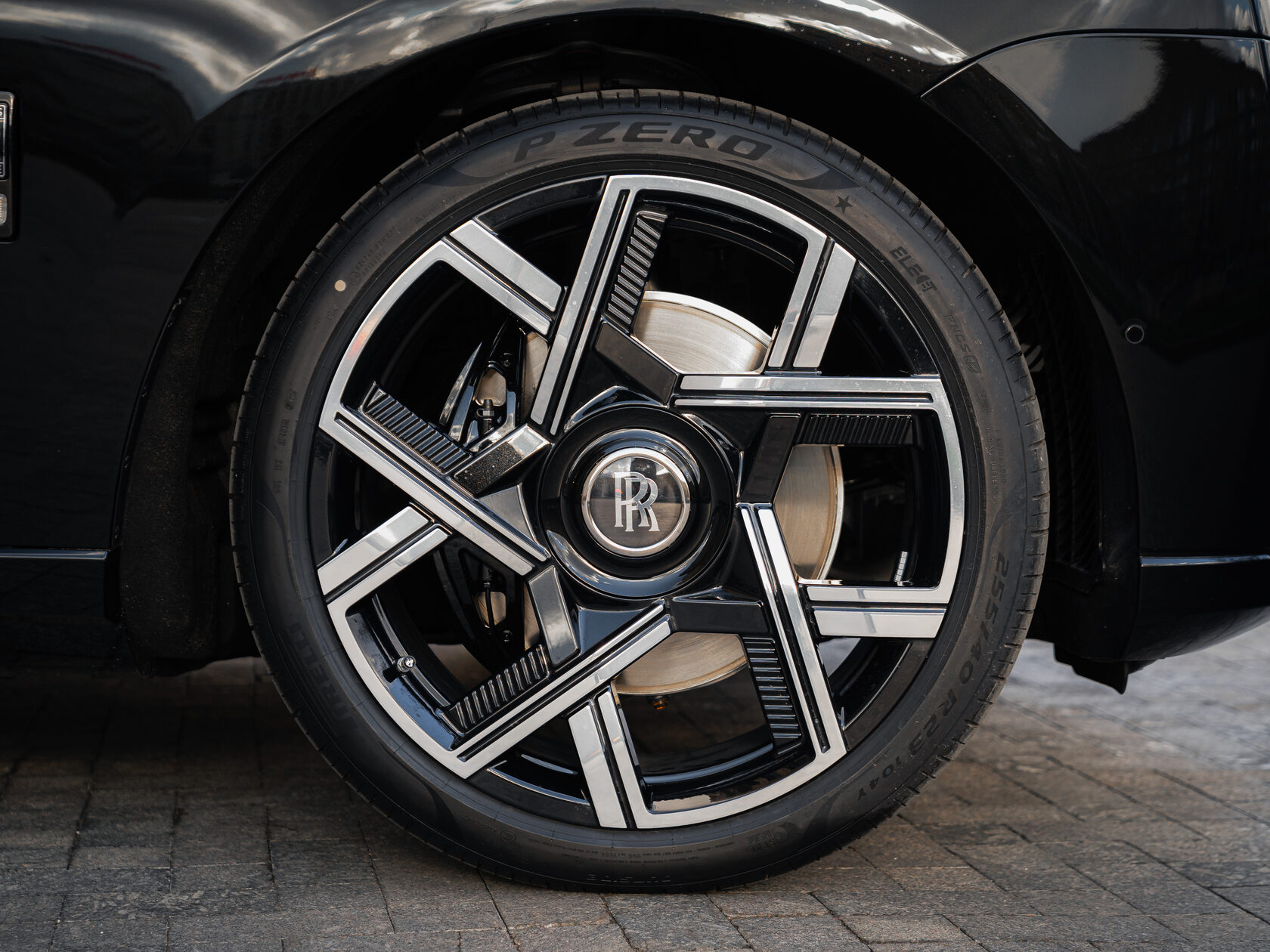 Rolls-Royce Cullinan Black Badge II 2025 год <br>Черный 
