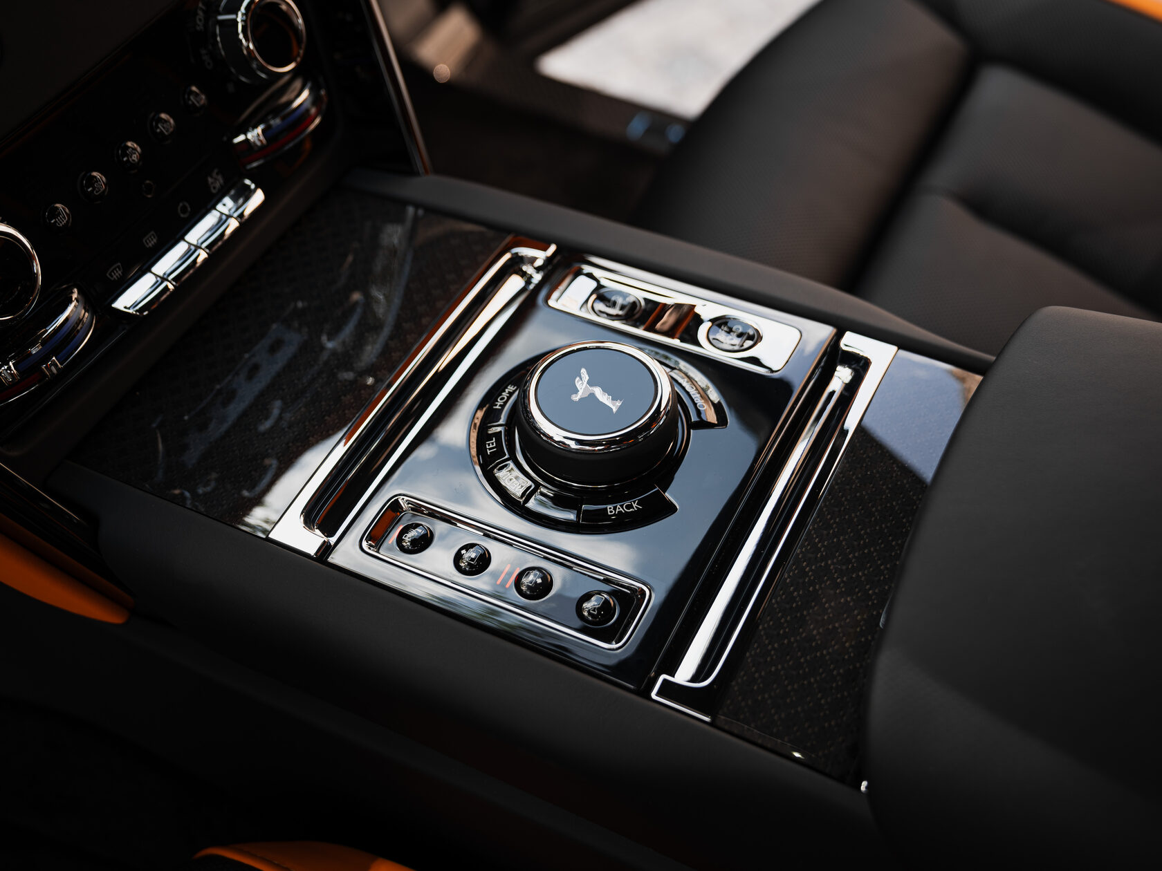 Rolls-Royce Cullinan Black Badge II  <br>Черный 