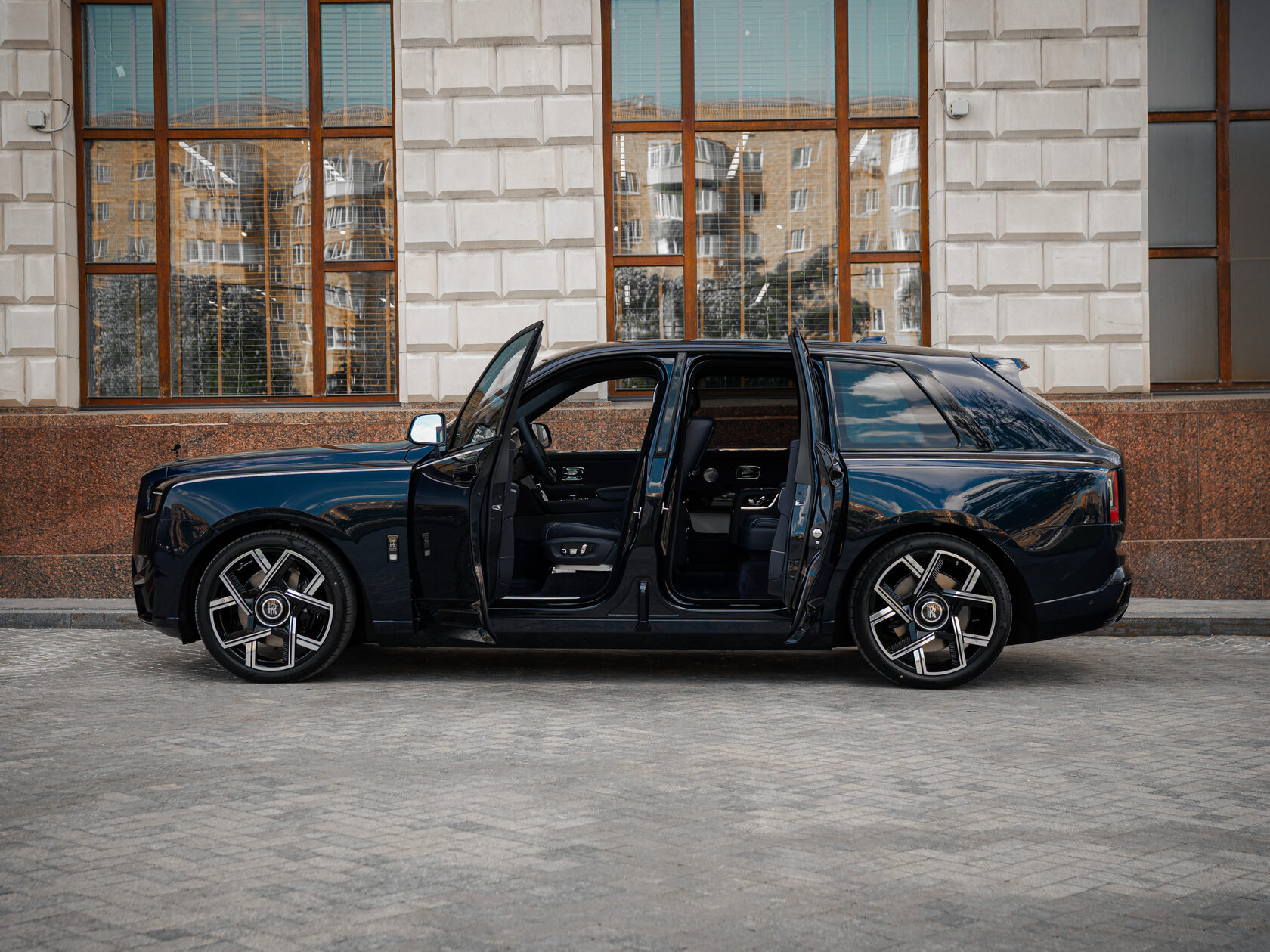 Rolls-Royce Cullinan Black Badge II  <br>Синий металлик 