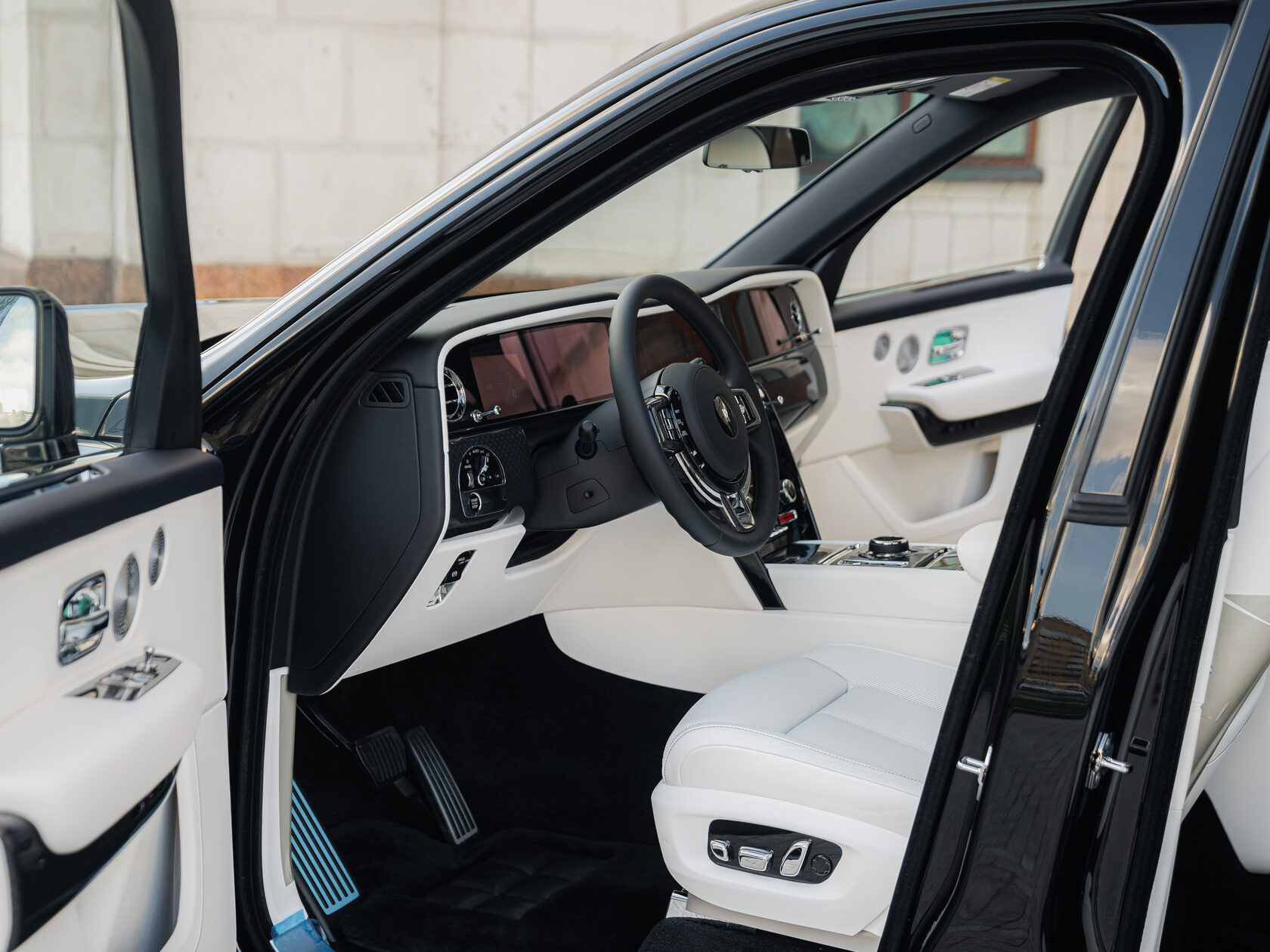 Rolls-Royce Cullinan Black Badge II 2025 год <br>Черный 