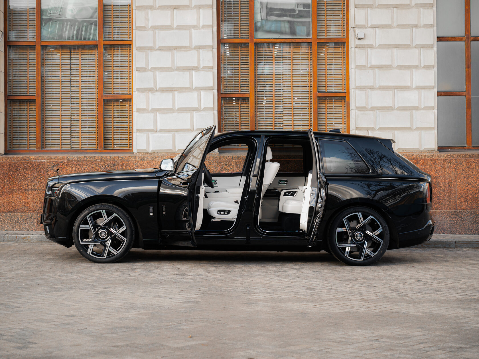 Rolls-Royce Cullinan Black Badge II 2025 год <br>Черный 