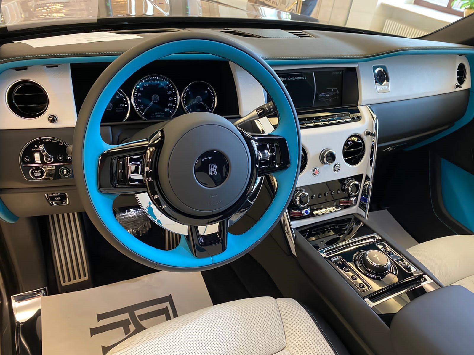 Rolls-Royce Cullinan  <br>Темно-серый металлик