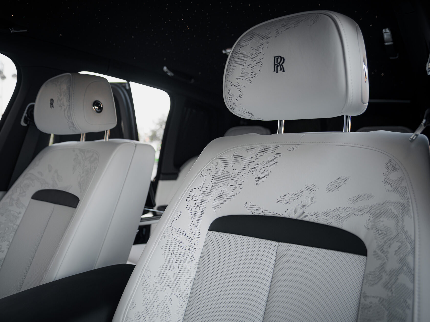 Rolls-Royce Cullinan Black Badge II  <br>Черный 
