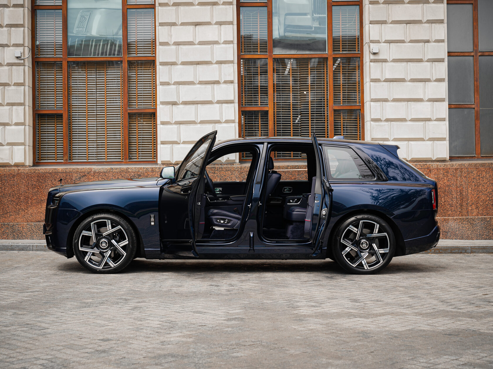 Rolls-Royce Cullinan Black Badge II  <br>Midnight Sapphire