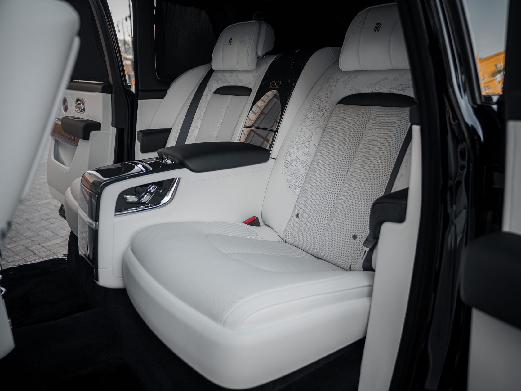Rolls-Royce Cullinan Black Badge II  <br>Черный 