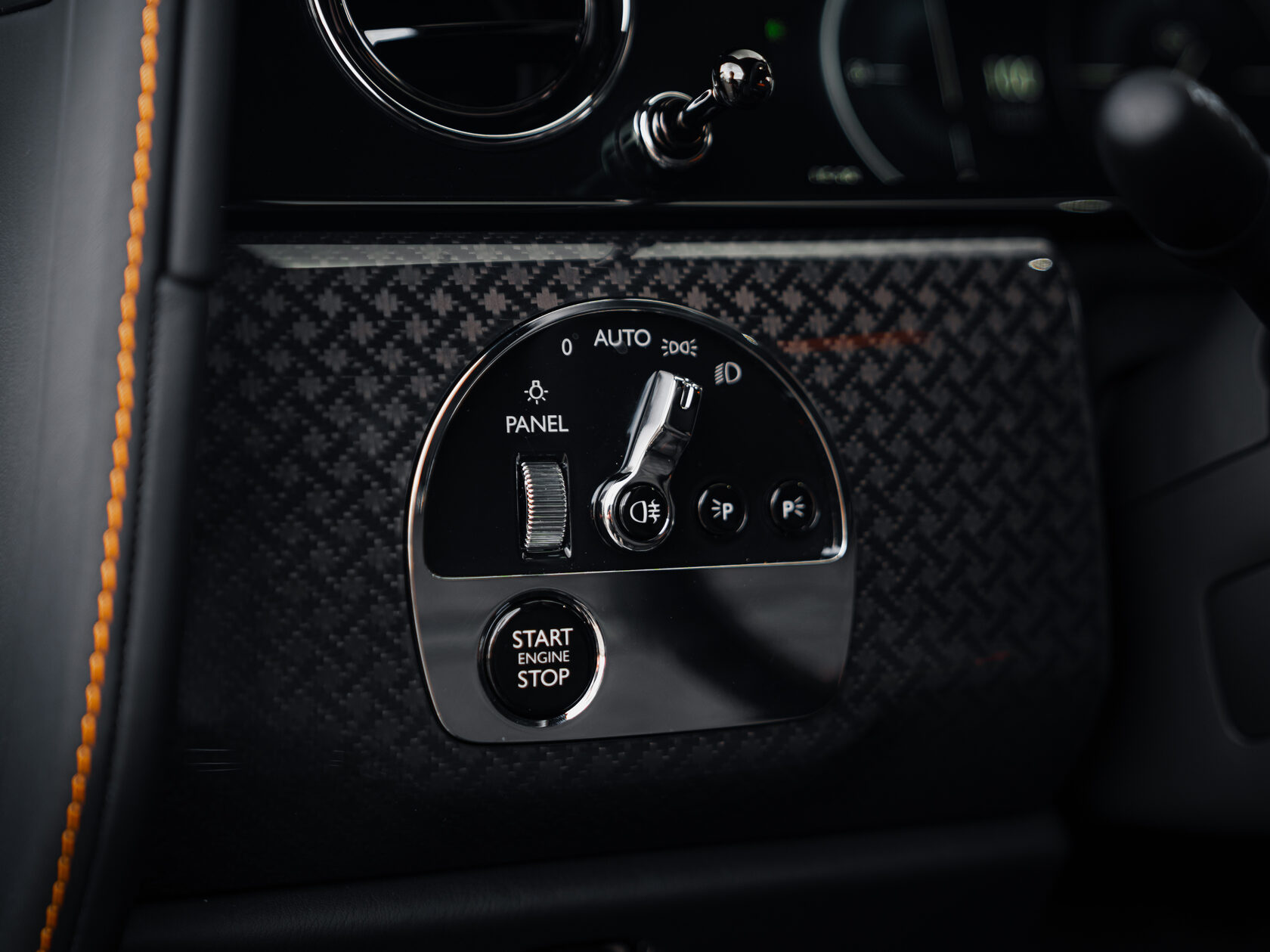 Rolls-Royce Cullinan Black Badge II  <br>Черный 