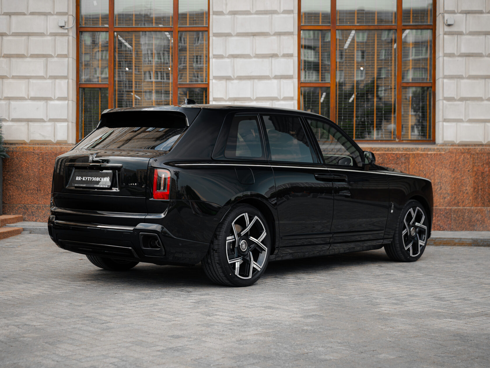 Rolls-Royce Cullinan Black Badge II  <br>Черный 