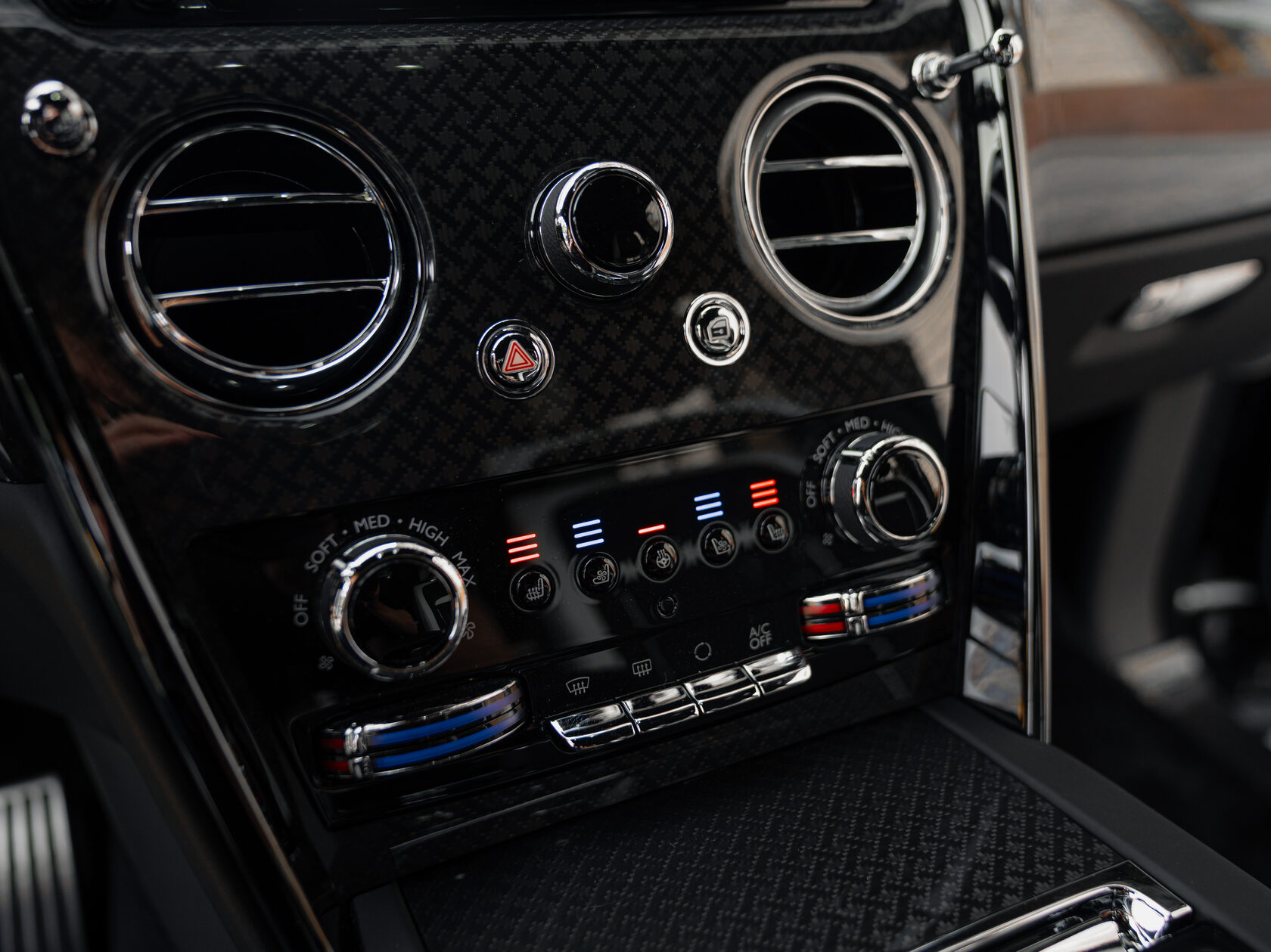 Rolls-Royce Cullinan Black Badge II  <br>Черный 