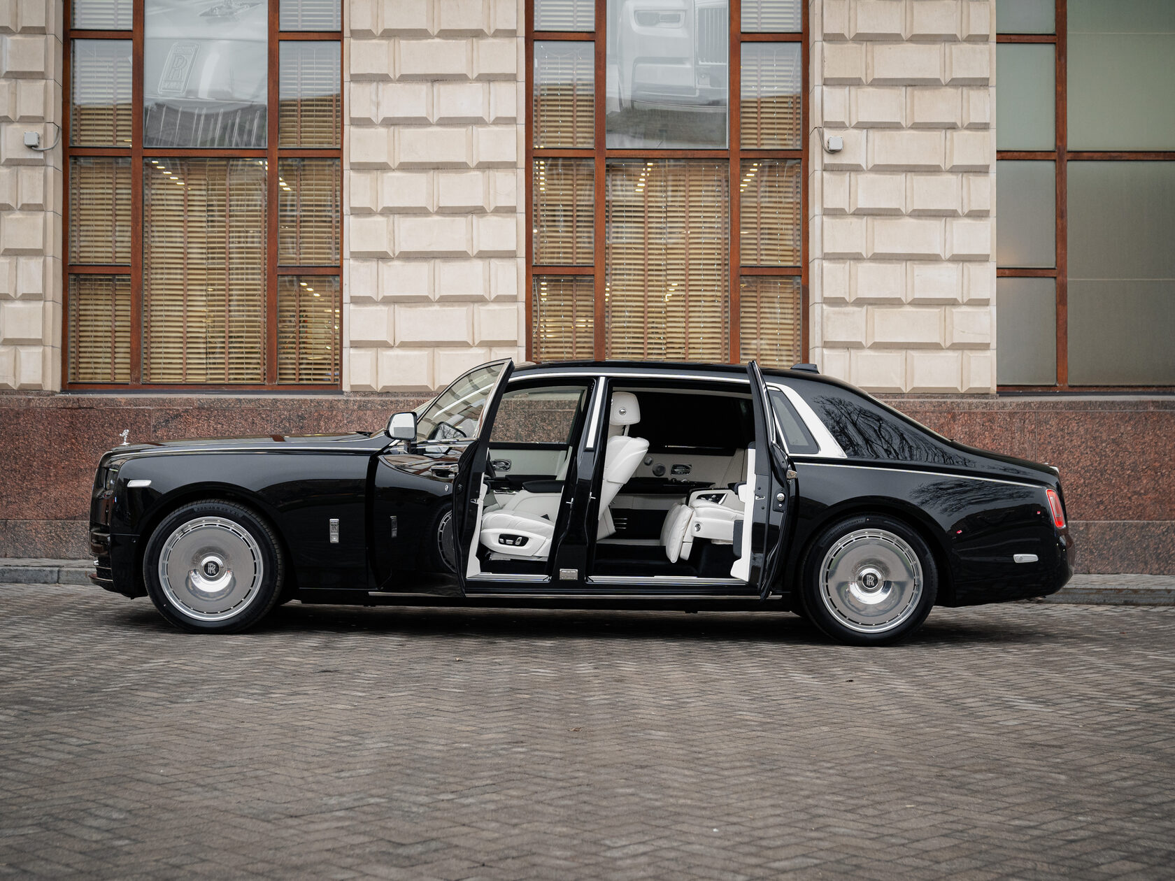 Rolls-Royce Phantom Extended  <br>Black Diamond 