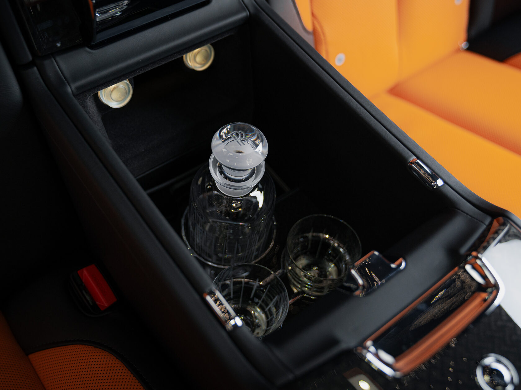 Rolls-Royce Cullinan Black Badge II  <br>Черный 