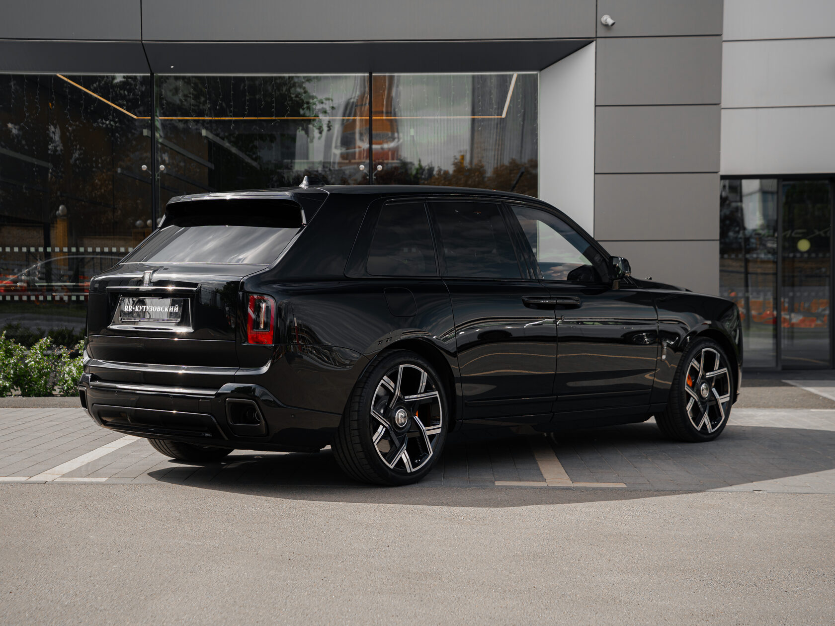 Rolls-Royce Cullinan Black Badge II  <br>Черный 