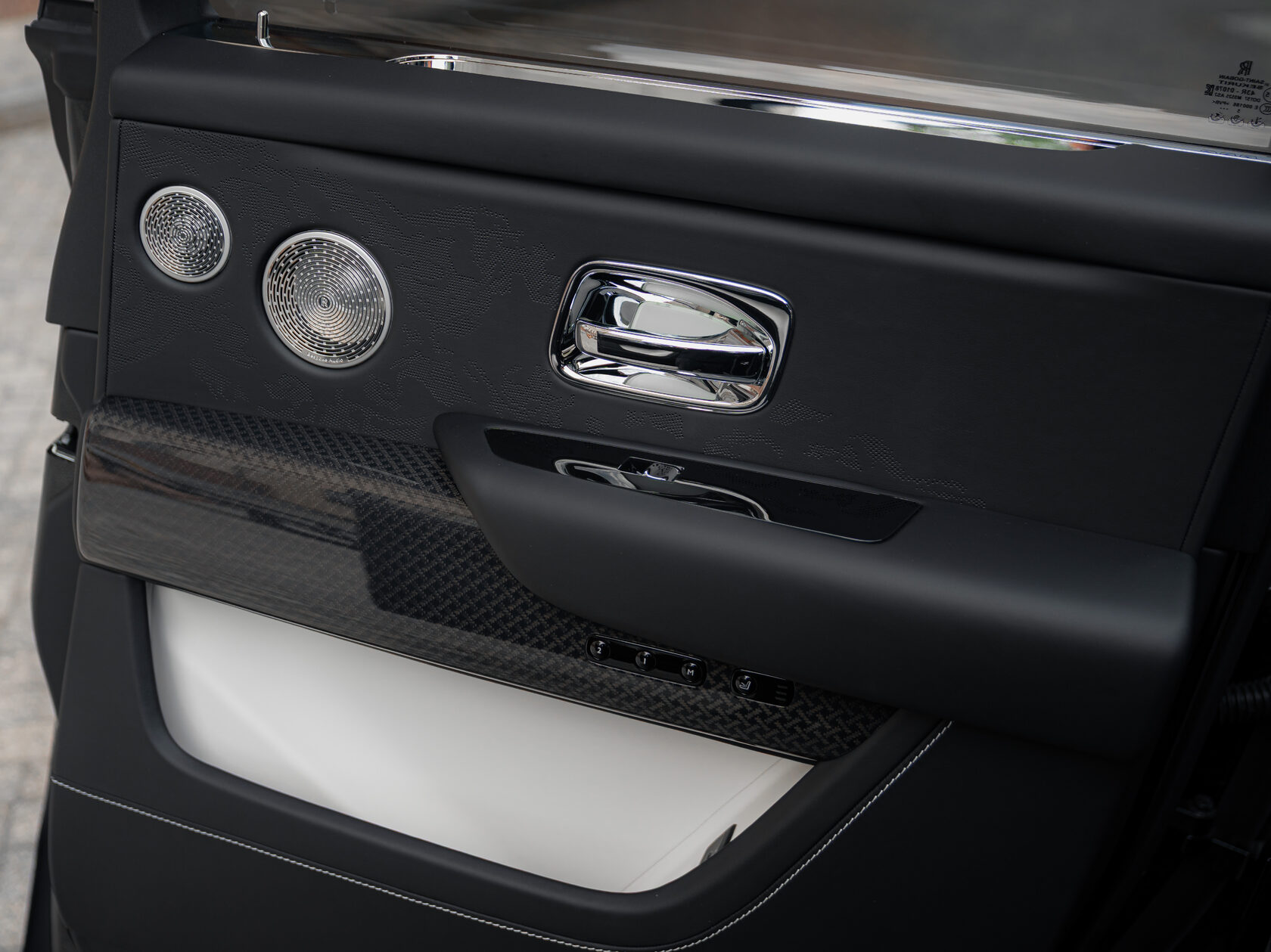 Rolls-Royce Cullinan Black Badge II  <br>Черный 