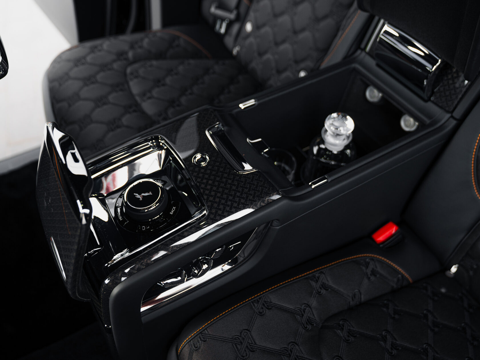 Rolls-Royce Cullinan Black Badge II  <br>Черный 