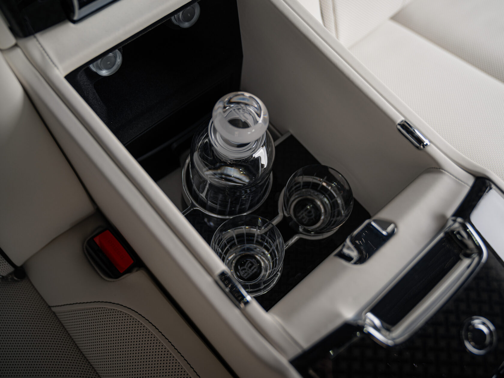 Rolls-Royce Cullinan Black Badge II  <br>Черный 