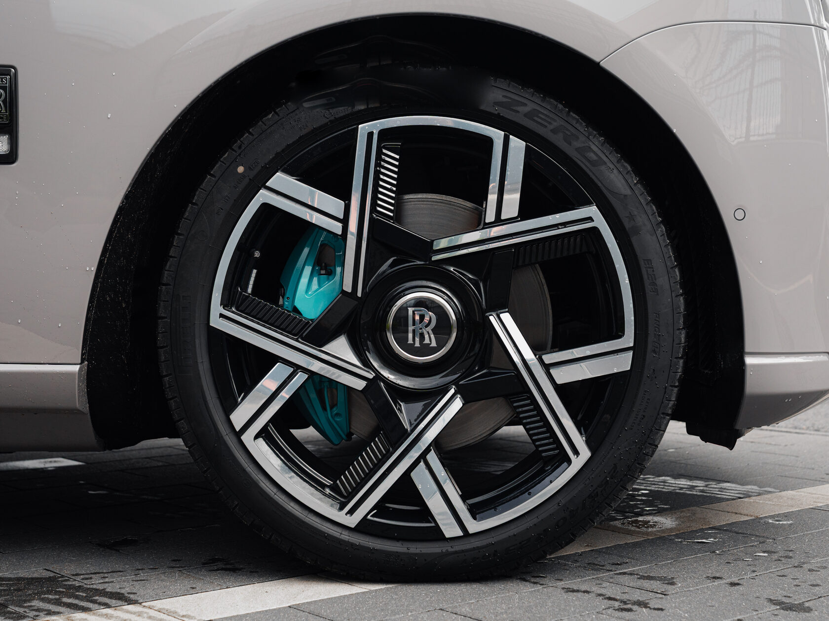 Rolls-Royce Cullinan Black Badge II  <br>Tempest Grey