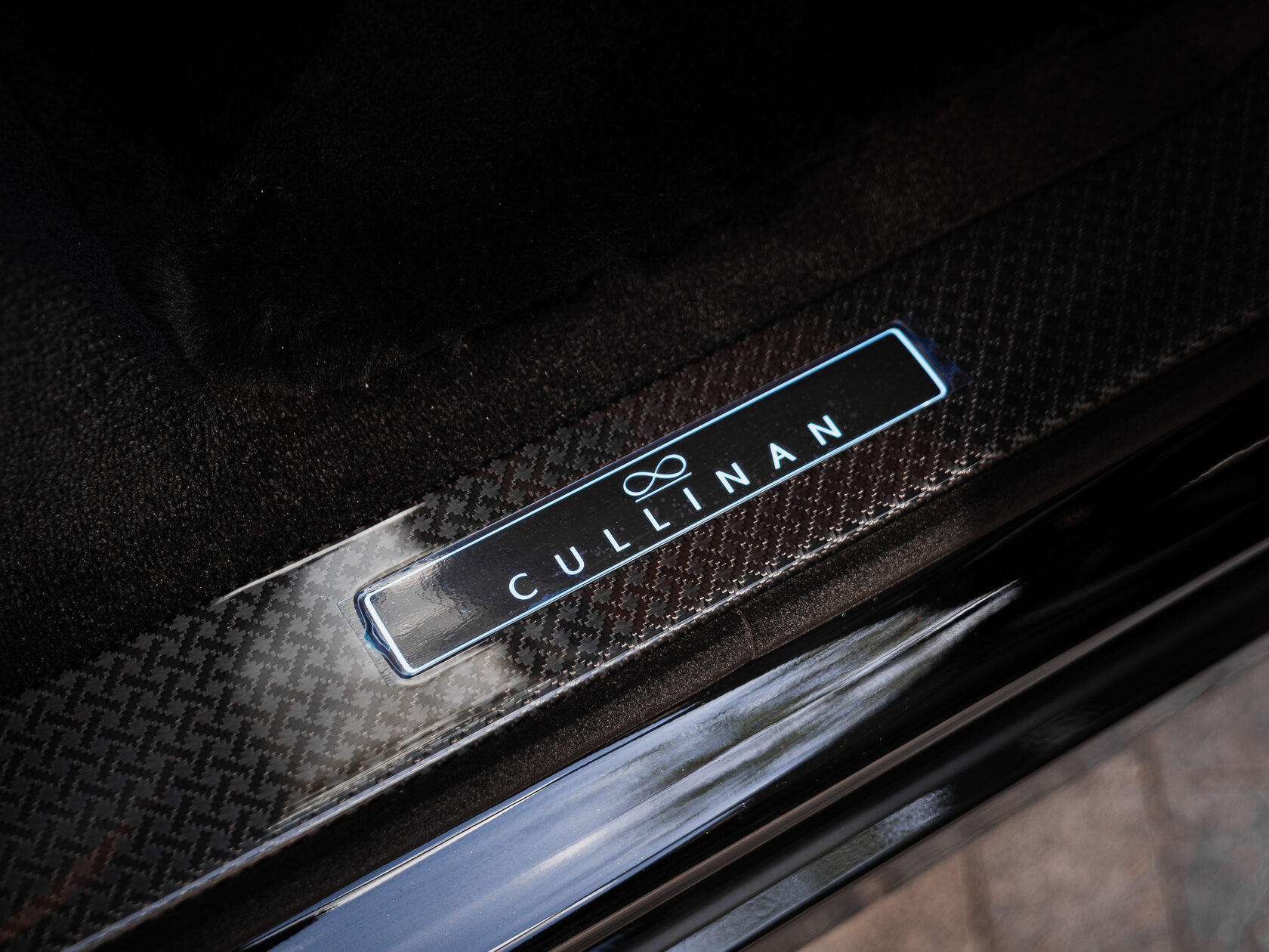 Rolls-Royce Cullinan Black Badge II  <br>Черный 