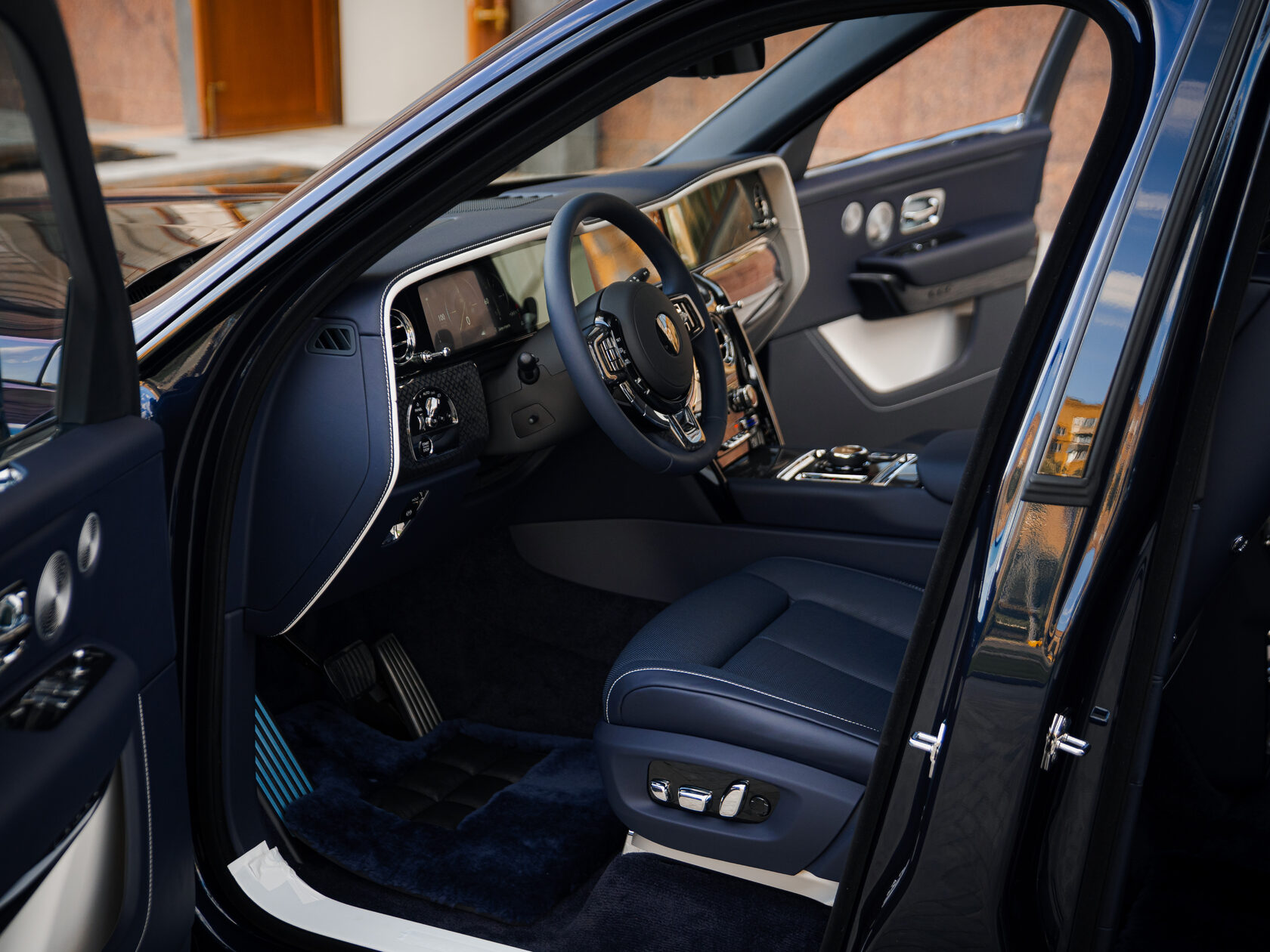 Rolls-Royce Cullinan Black Badge II  <br>Синий металлик 