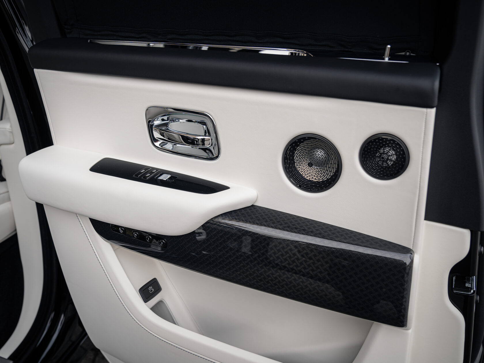 Rolls-Royce Cullinan Black Badge II  <br>Черный 