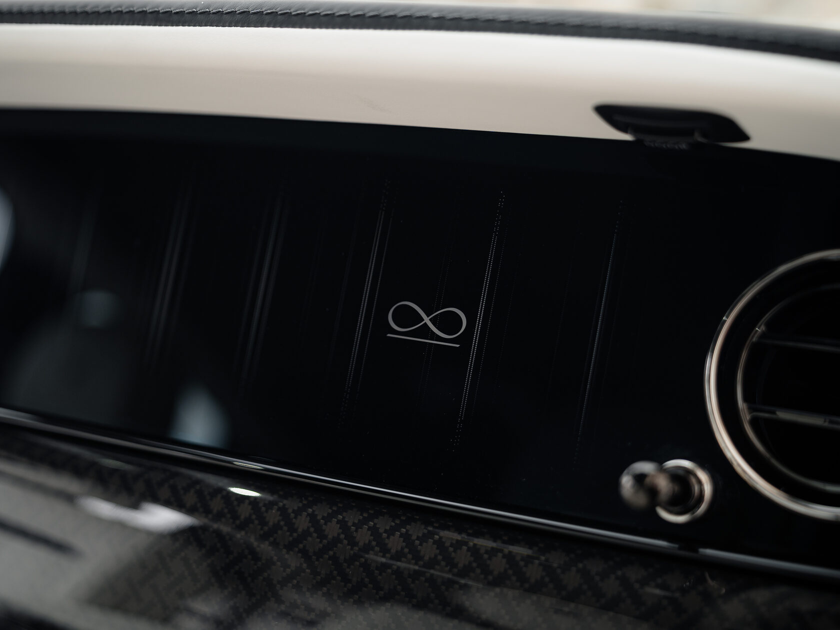 Rolls-Royce Cullinan Black Badge II  <br>Черный 