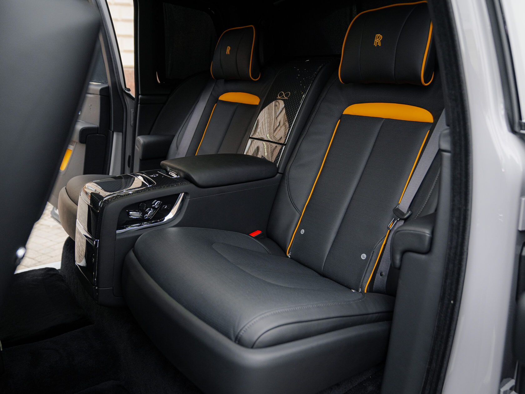 Rolls-Royce Cullinan Black Badge II  <br>Серый 