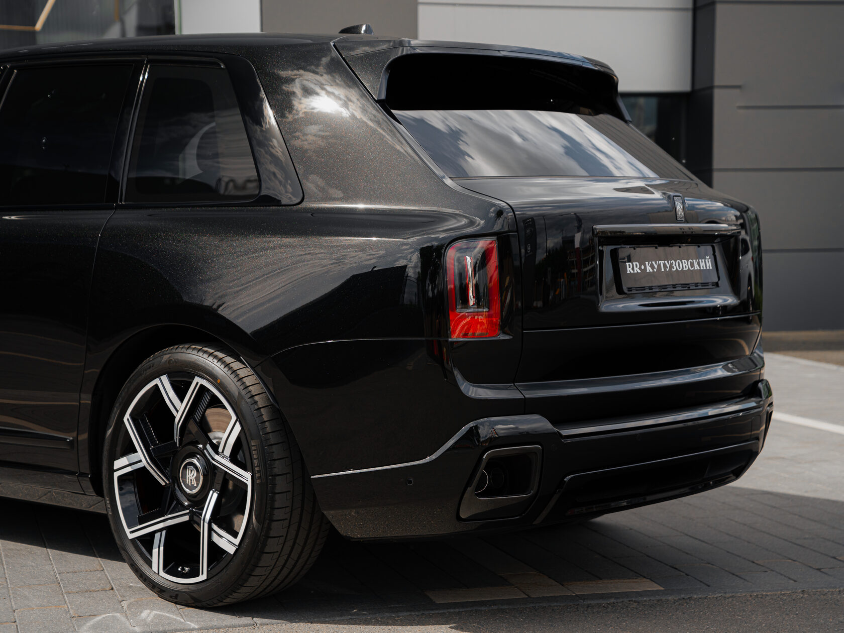 Rolls-Royce Cullinan Black Badge II  <br>Черный 