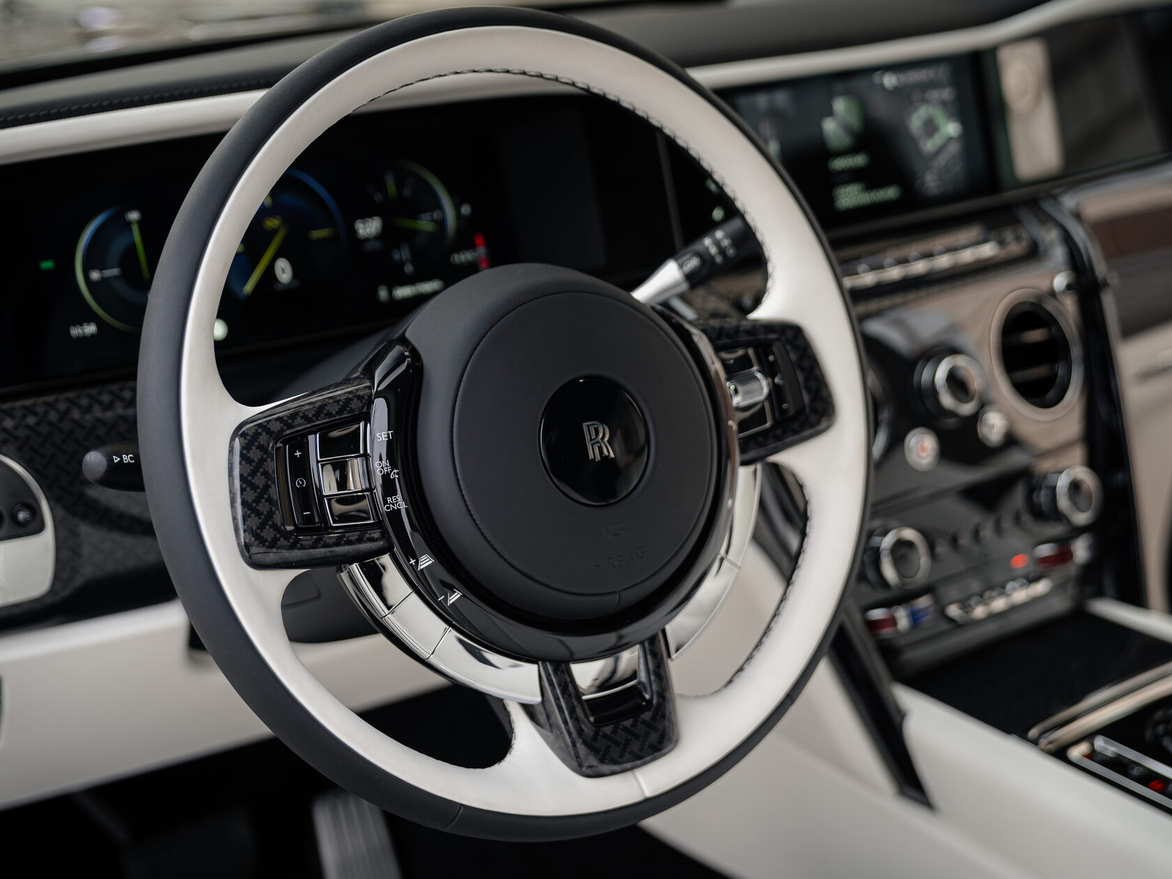 Rolls-Royce Cullinan Black Badge II  <br>Черный 