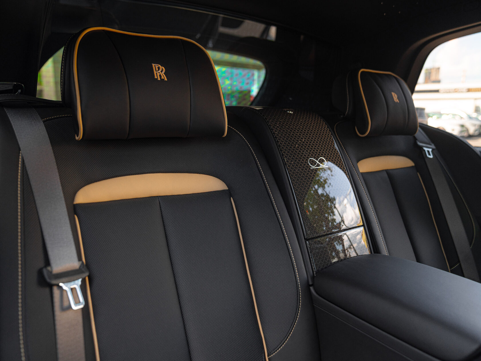 Rolls-Royce Cullinan Black Badge II  <br>Трюфель