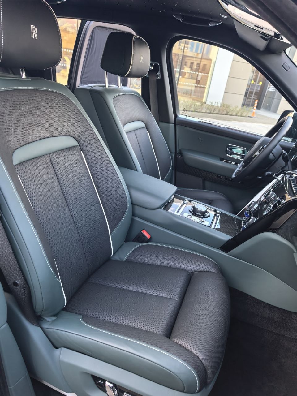 Rolls-Royce Cullinan Black Badge I 2025 год <br>Dark Emerald 
