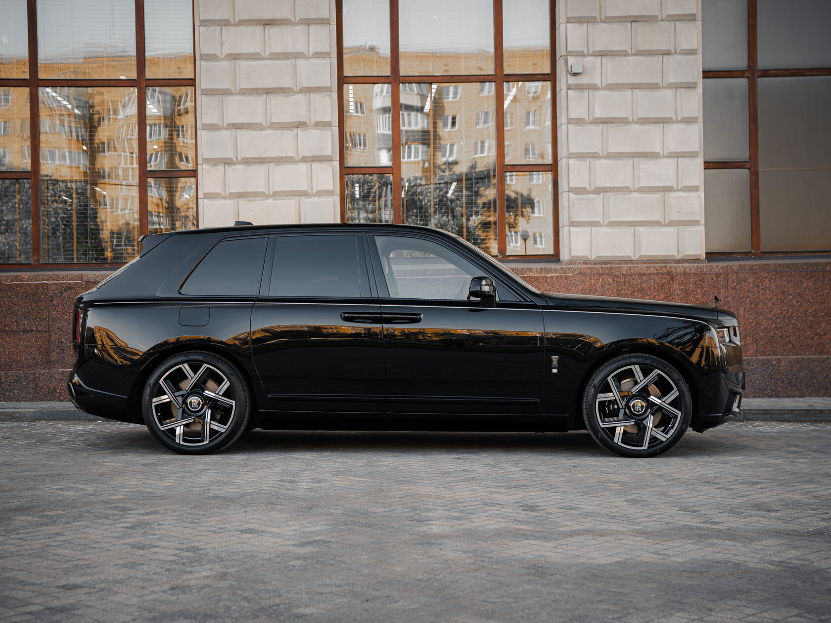 Rolls-Royce Cullinan Black Badge II  <br>Черный 