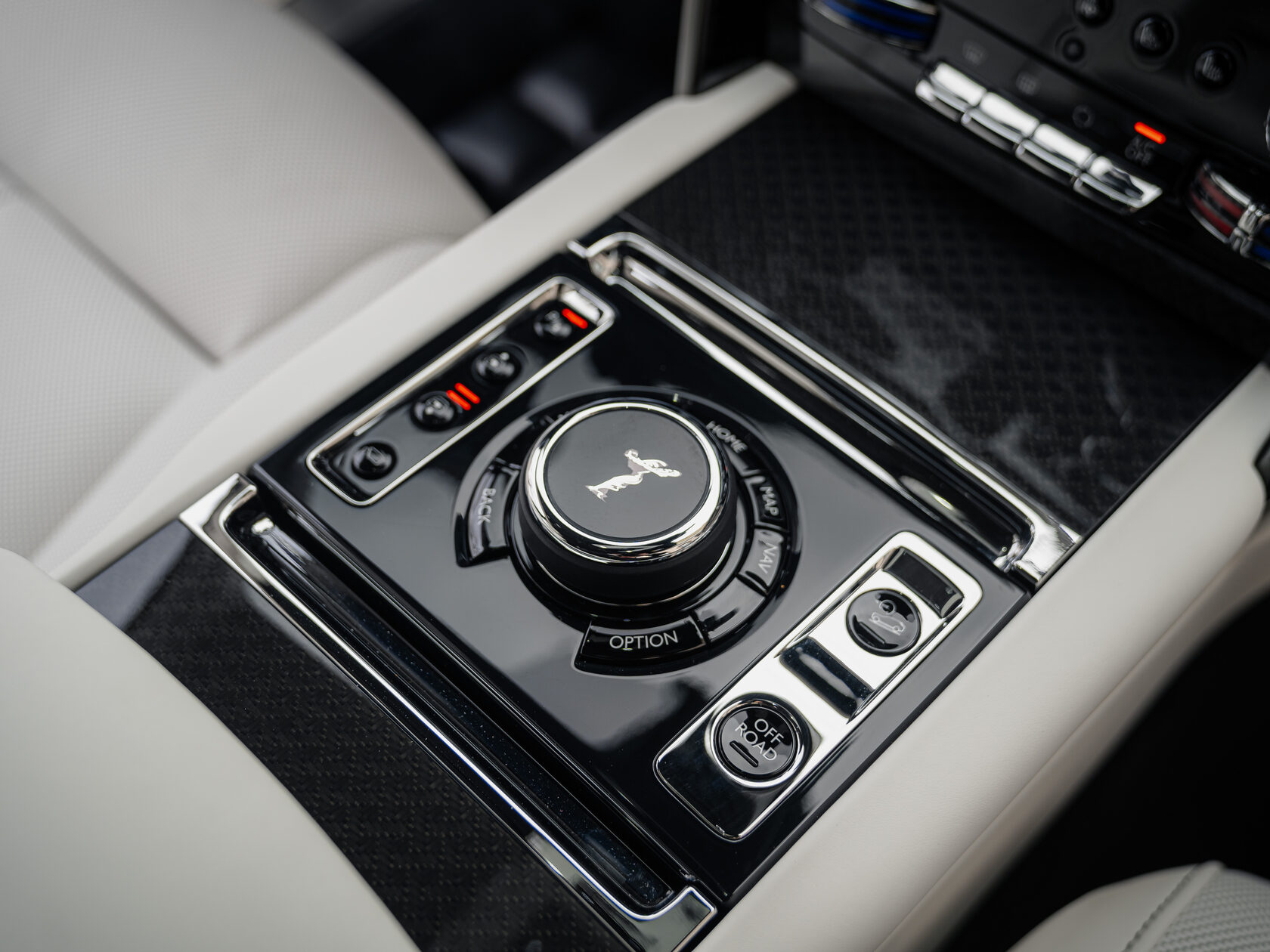 Rolls-Royce Cullinan Black Badge II  <br>Черный 