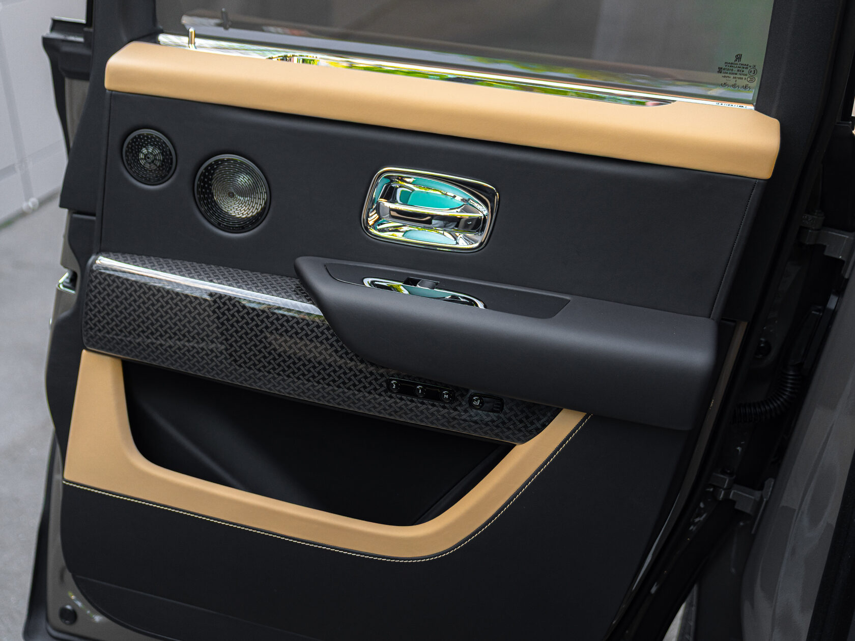 Rolls-Royce Cullinan Black Badge II  <br>Трюфель