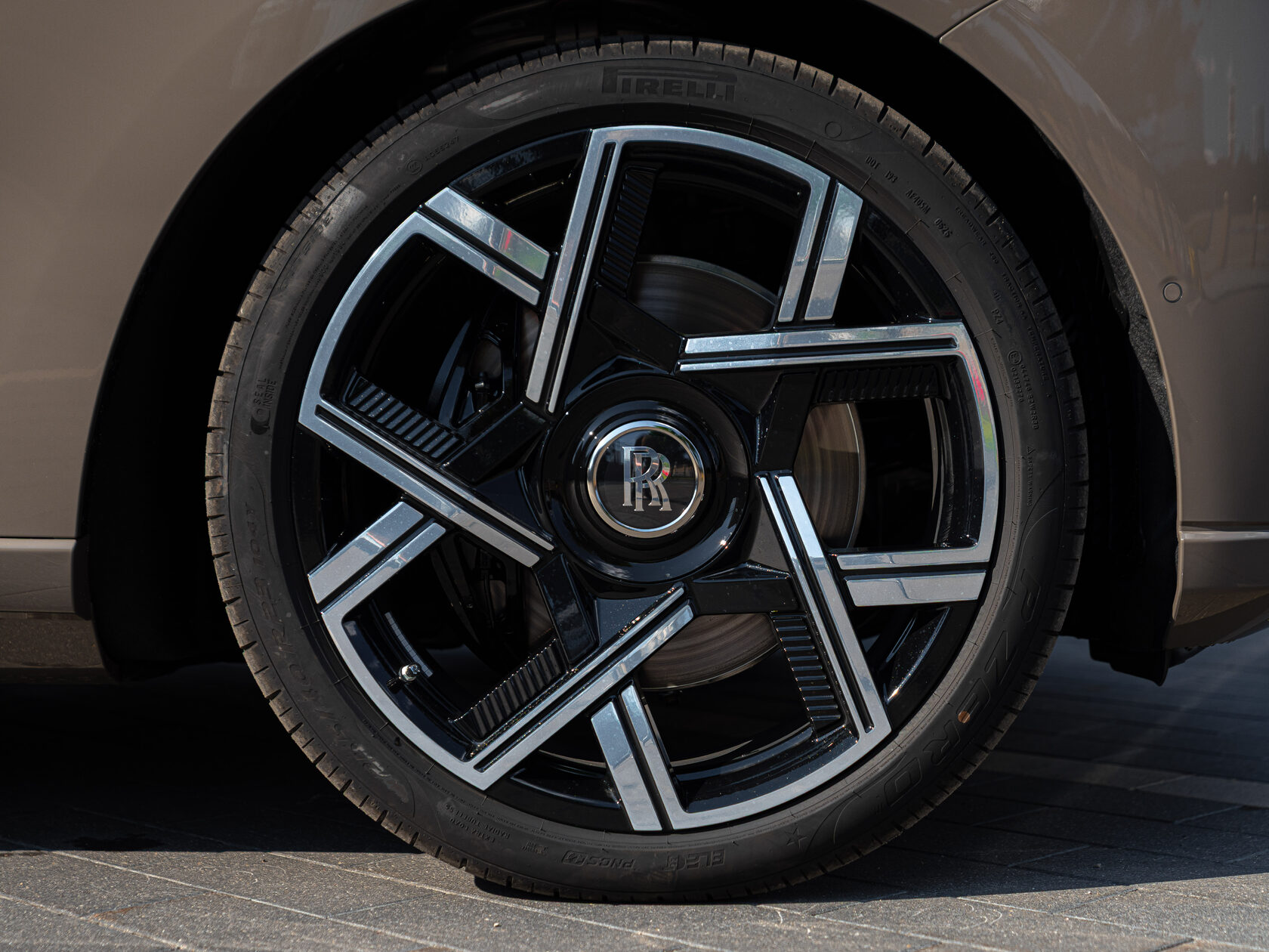 Rolls-Royce Cullinan Black Badge II  <br>Трюфель