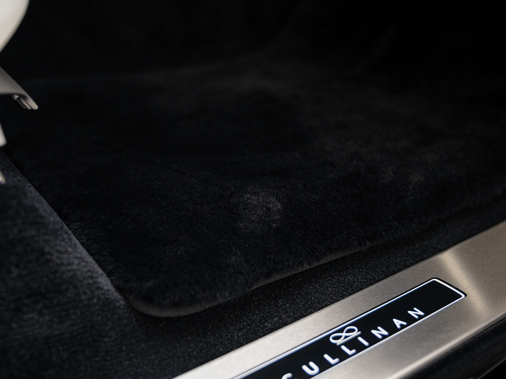 Rolls-Royce Cullinan Black Badge II  <br>Черный 