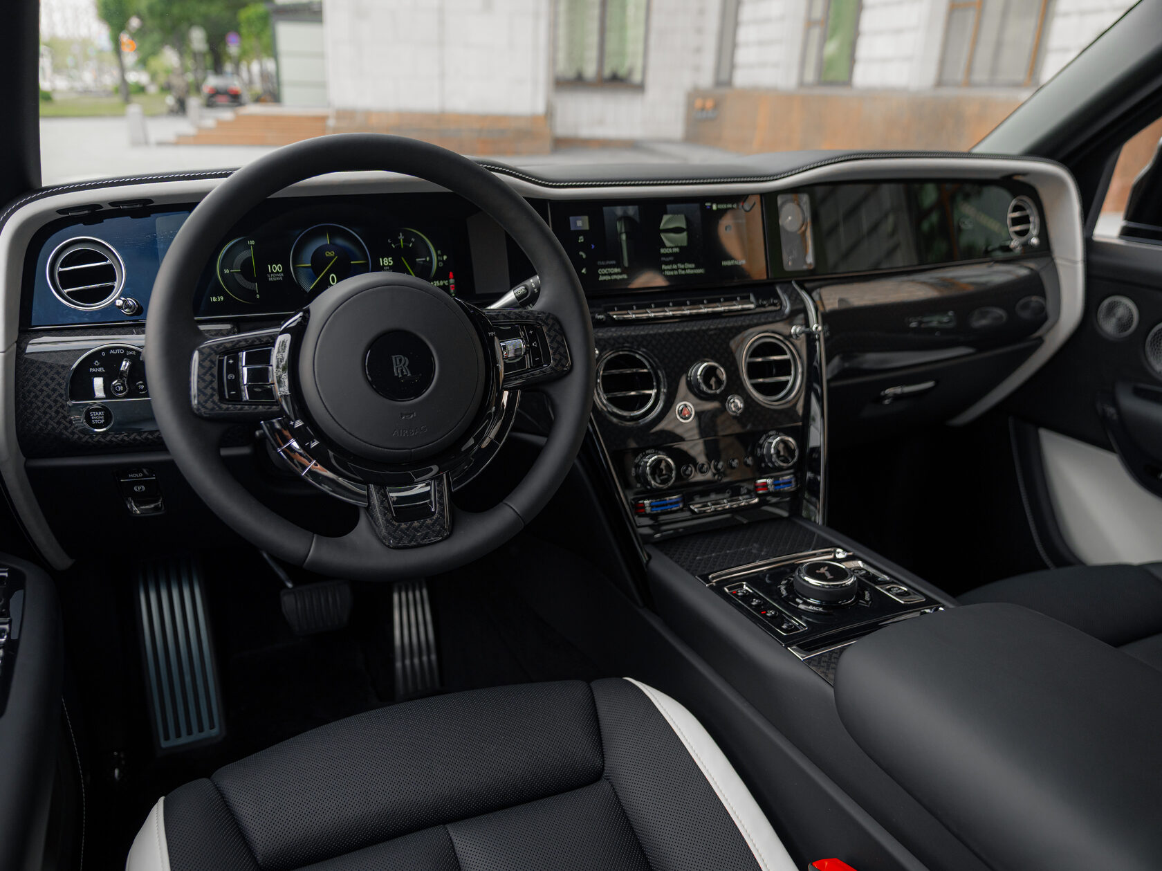 Rolls-Royce Cullinan Black Badge II  <br>Черный 