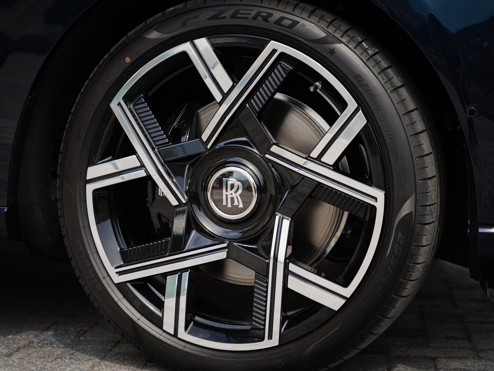 Rolls-Royce Cullinan Black Badge II  <br>Midnight Sapphire