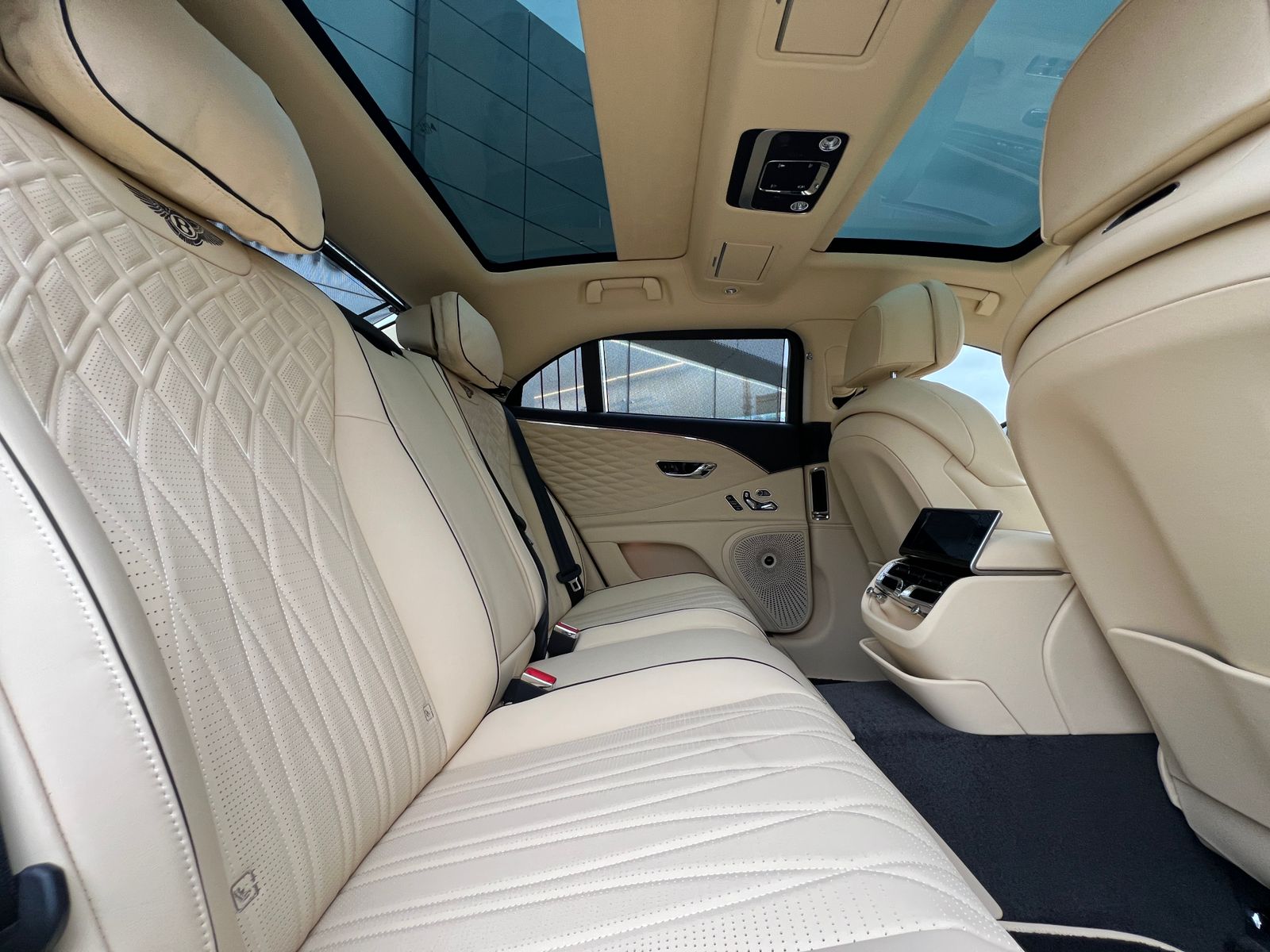 Rolls-Royce Flying Spur W12 2025 год <br>Черный металлик Beluga