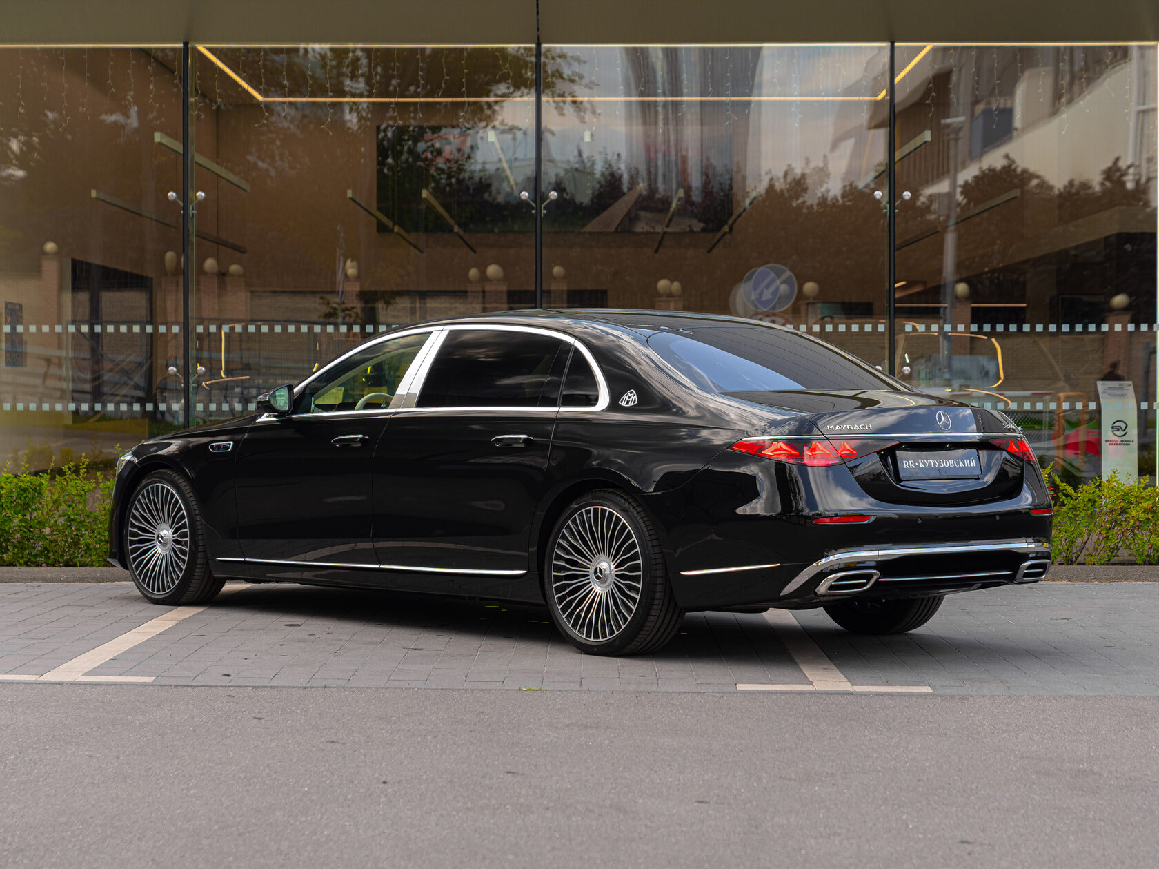 Rolls-Royce Maybach S 580 II  <br>черный обсидиан с покрытием металлик 
