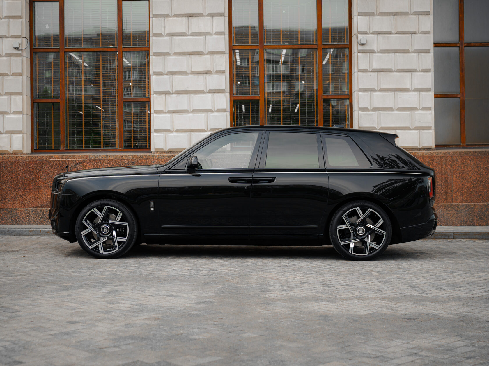 Rolls-Royce Cullinan Black Badge II  <br>Черный 