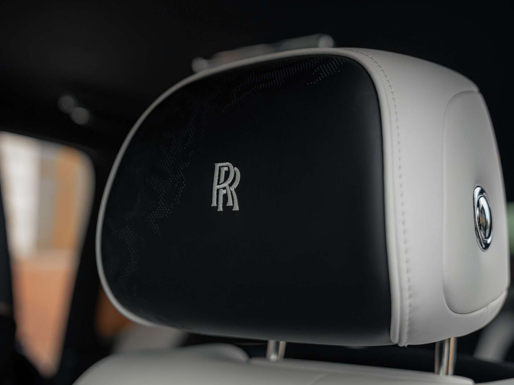 Rolls-Royce Cullinan Black Badge II  <br>Черный 
