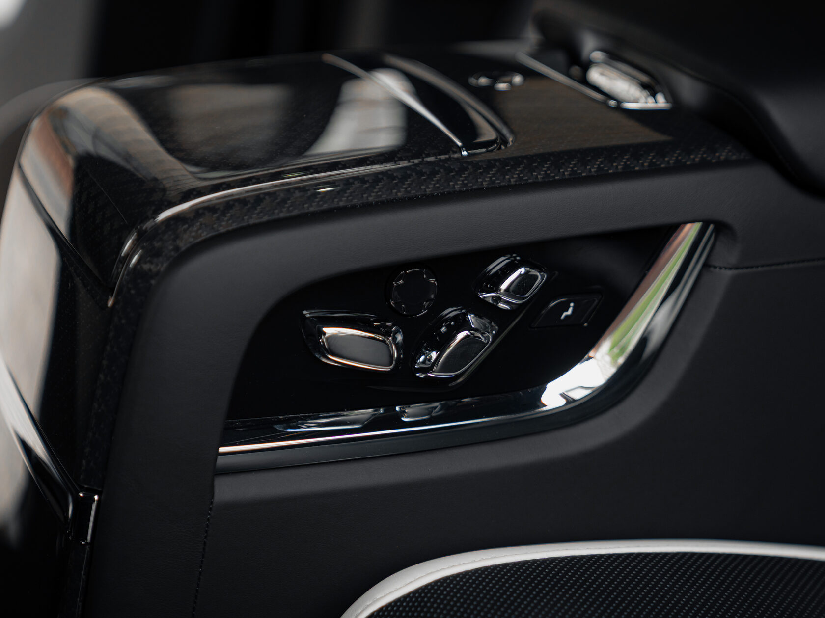Rolls-Royce Cullinan Black Badge II  <br>Черный 