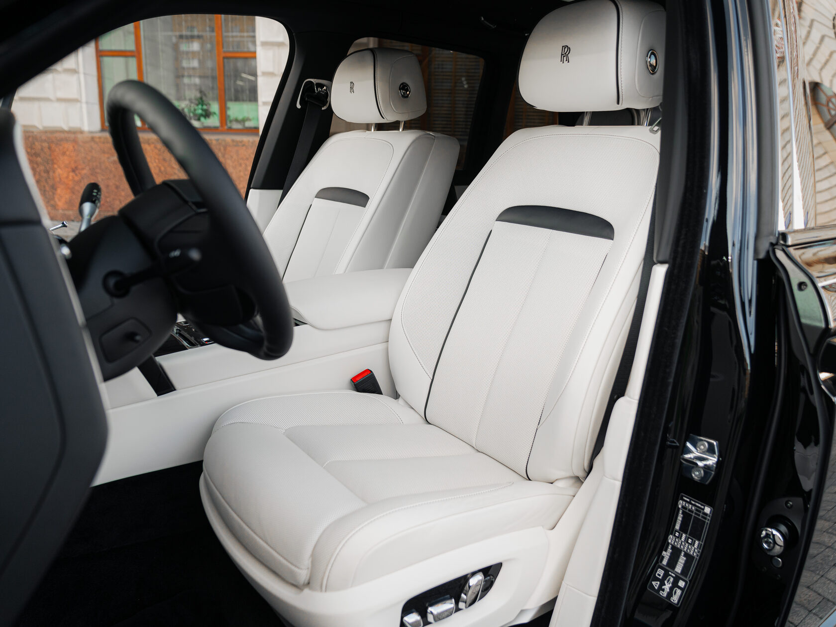 Rolls-Royce Cullinan Black Badge II 2025 год <br>Черный 