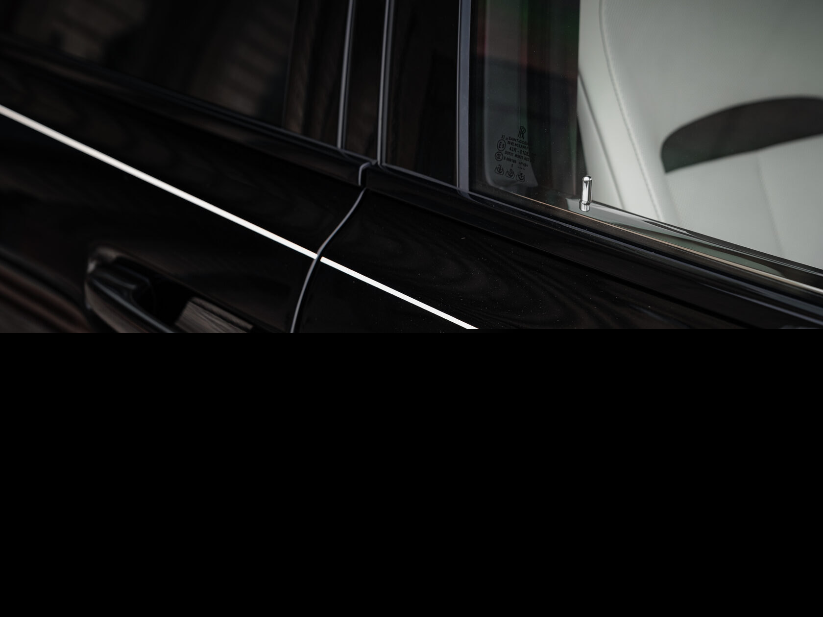 Rolls-Royce Cullinan Black Badge II  <br>Черный 