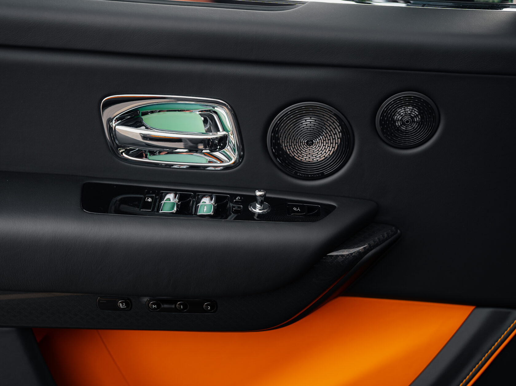 Rolls-Royce Cullinan Black Badge II  <br>Черный 