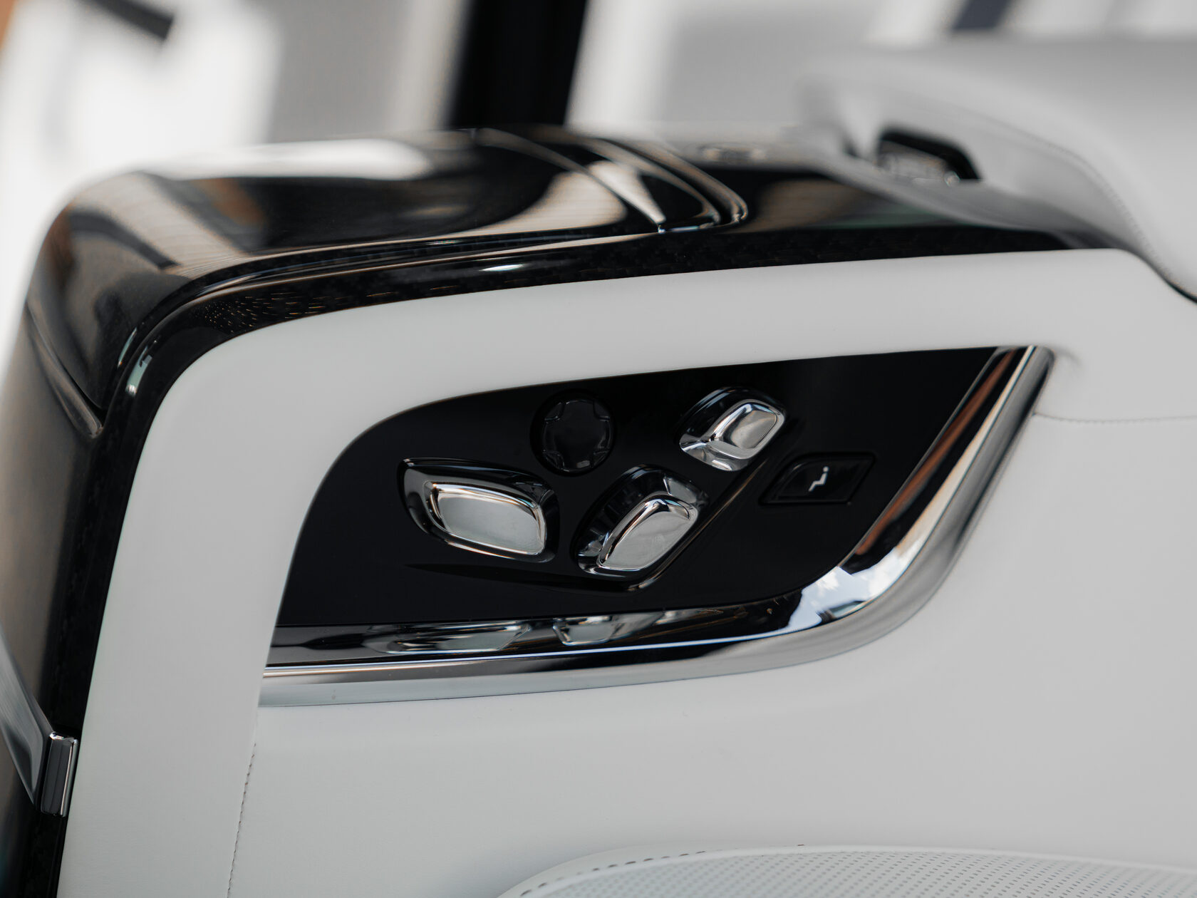 Rolls-Royce Cullinan Black Badge II 2025 год <br>Черный 
