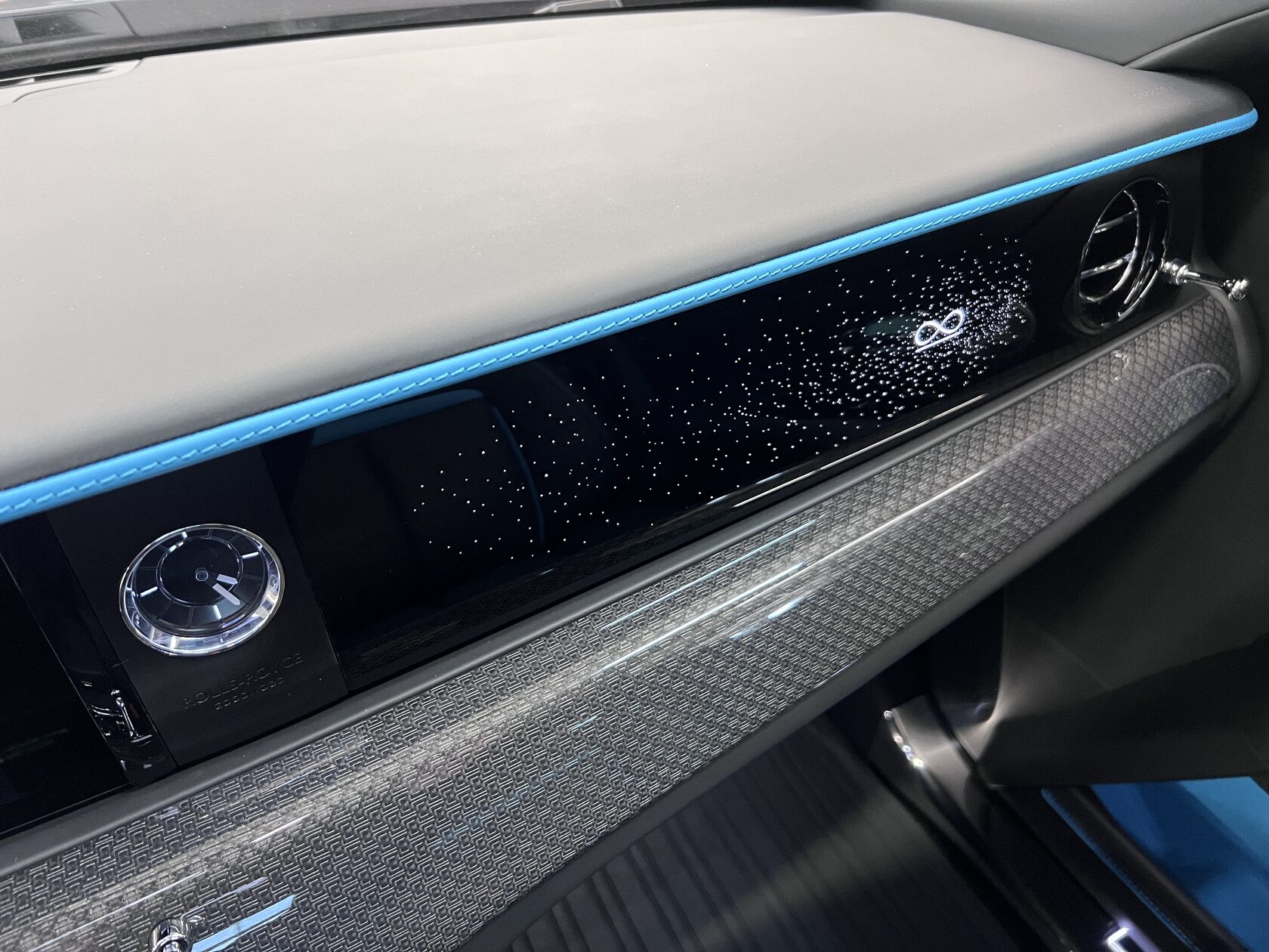 Rolls-Royce Ghost Black Badge by NOVITEC 2021 год <br>Черный Металлик Diamond Black 