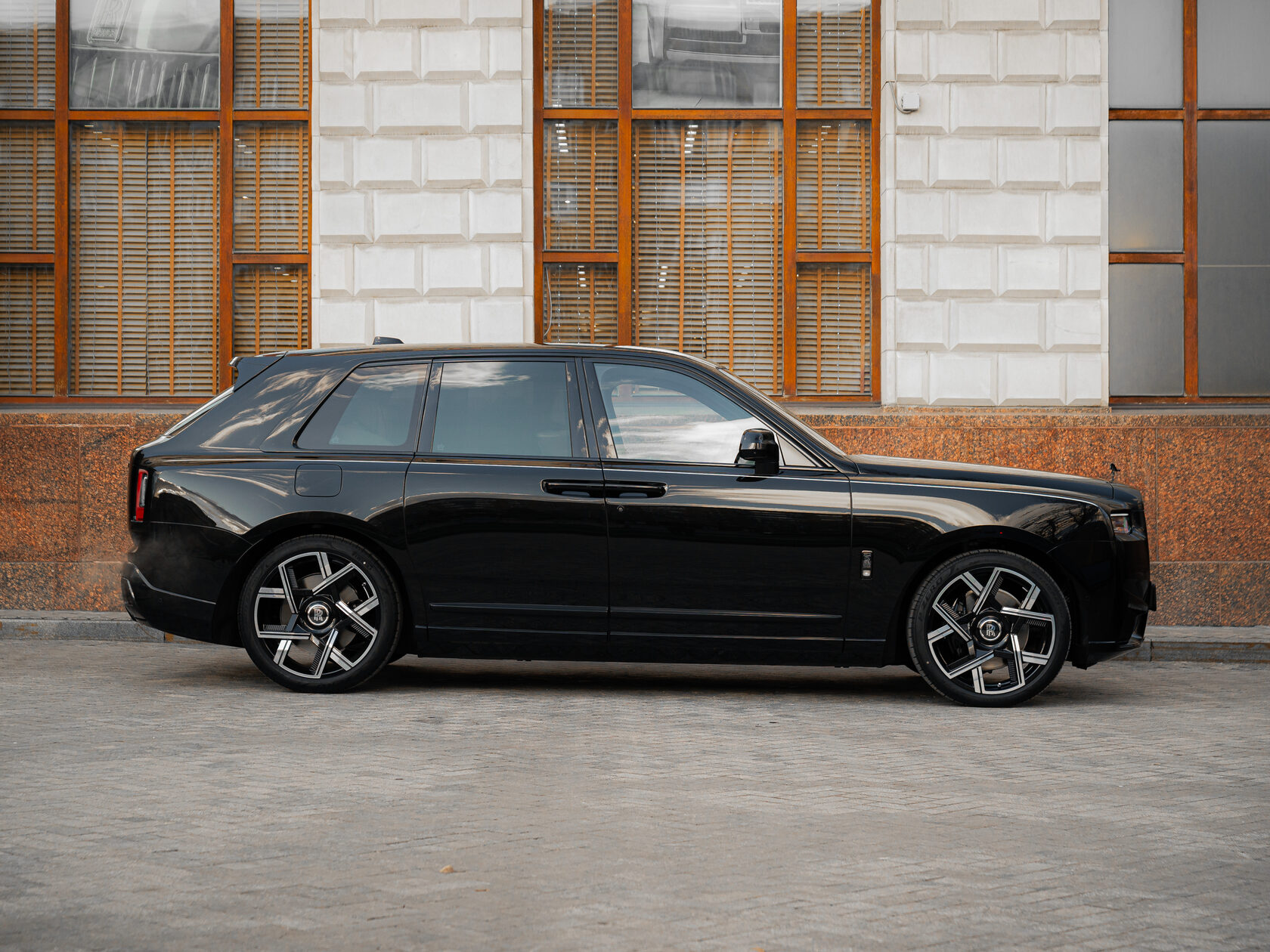 Rolls-Royce Cullinan Black Badge II 2025 год <br>Черный 